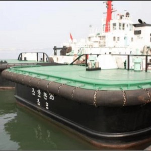 Laivan hinausauton kumisuojin venettä ja laituria varten