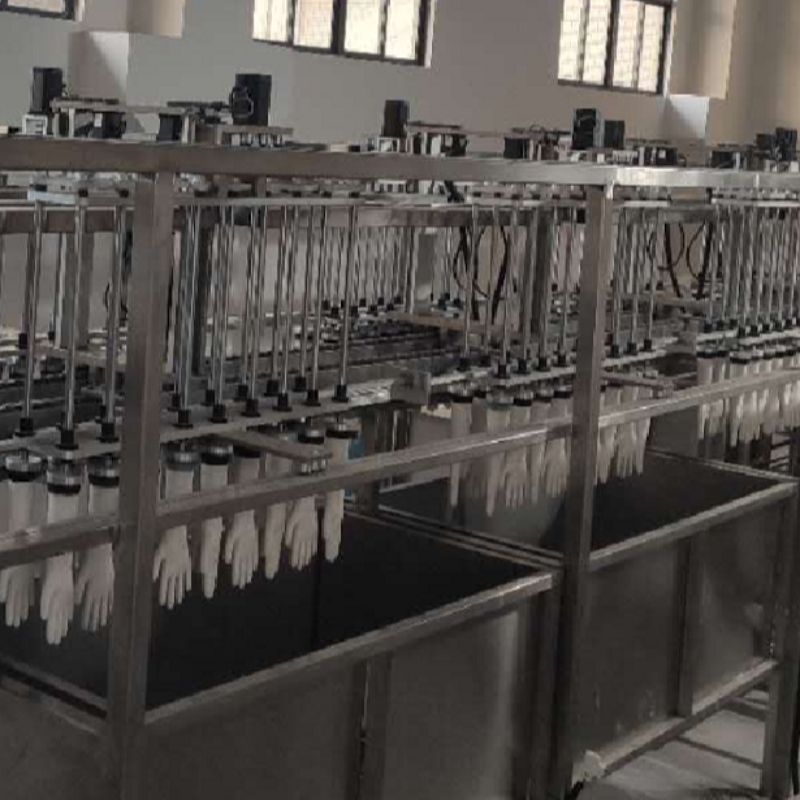 Yhdessä koneessa luodaan lukemattomia käsineitä.