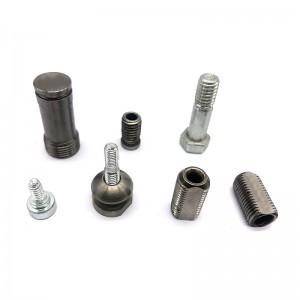 Kylmämuovaava ajoneuvokiinnittin oma kylmäpäinen autoalusta vastaava metallinen osa