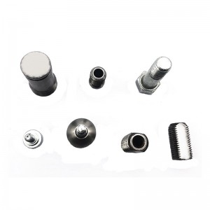 Kylmämuovaava ajoneuvokiinnittin oma kylmäpäinen autoalusta vastaava metallinen osa