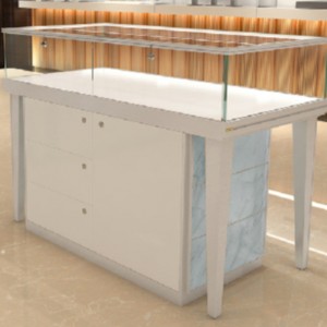 Katso, korut lasinnäyttökaappi