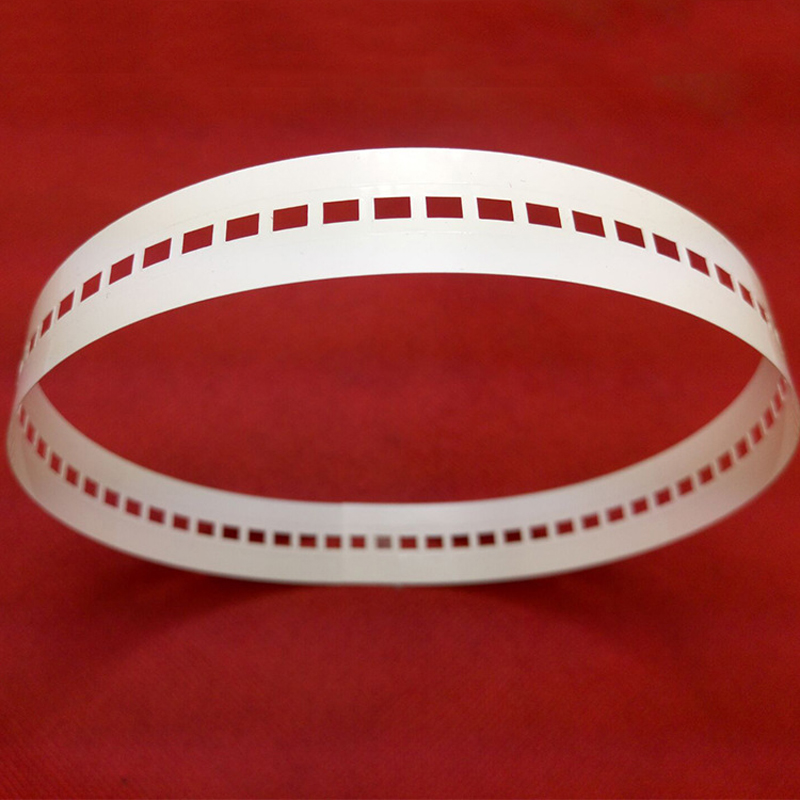 Mitä suorituskykyvakuutustoimintoja heijastavalla kalvolla on?