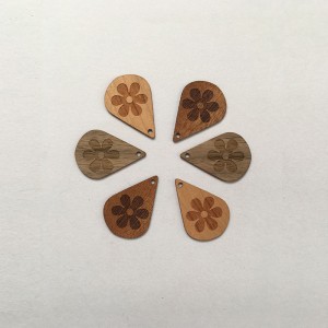 Puinen erikoismuotoinen kortti