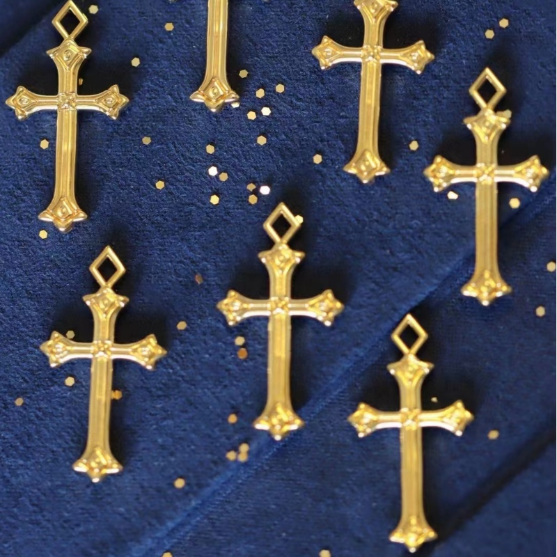 18K Gold Cross -muotikorvakorutnaisille