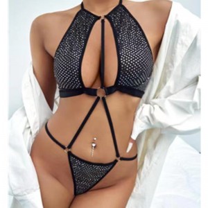 Seksikäs remmi -alushousut Teddy ja paljain loistava kangas seksikkäille bustiereille