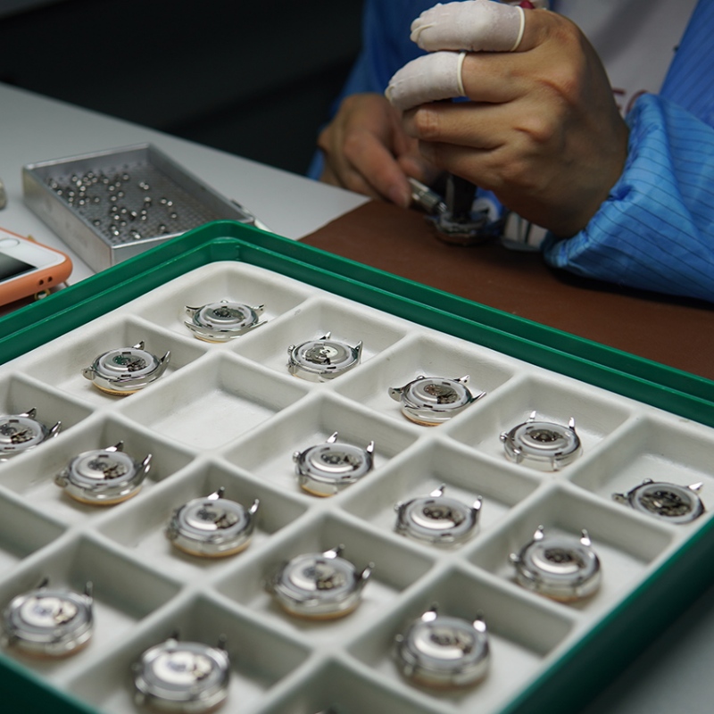 Miksi kellot ja kellot pyörivät oikealle?