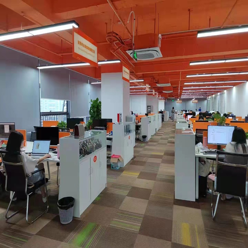 Yrityksen toimistossa henkilökunta työskentelee ahkerasti