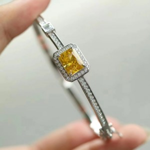 Sterlinghopea 925, jossa on korkea hiilikorvainen timantirannekoru