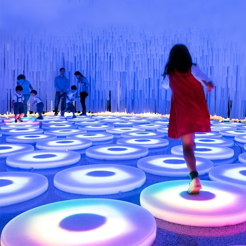 Kannettavat pyöreät LED -tanssilattialaatat ulkona/indoor, Touch Control Interactive Light Up Disco Dance -lattialaatat, valkoinen muovinen pinta -aistien ja erityisopetuksen lelut lapsille