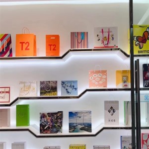 Räätälöity pakkauspussi värikäs laukku lahjapussi ostoskassi käsilaukkupussi yksinoikeudella logo 5-värinen painatuspaperipussi Kraft-laukku