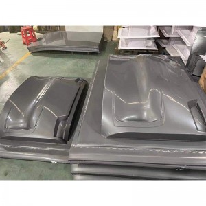 Kuljettamaton auton muovikuori.