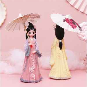 Herkullinen tyttö sateenvarjon kanssa