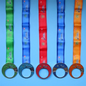 Viisi yhdessä urheilutapahtumassa matkamuistoyhdistelmämitalit