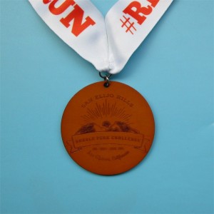 Raakapuinen puinen veistäminen silkkinauhalla mukavat mitalit