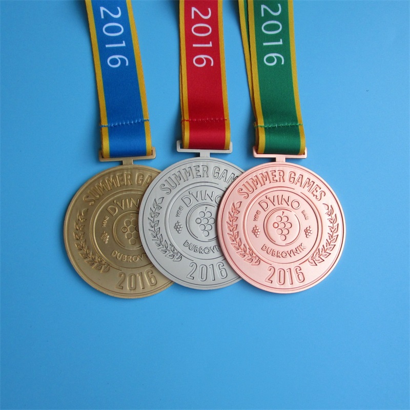 Mukautetut logo -palkintomitalitnauhalla päällystetyillä kultahopeapronssisyklillä juoksevalla maratonmetallien urheilumetallimitalilla