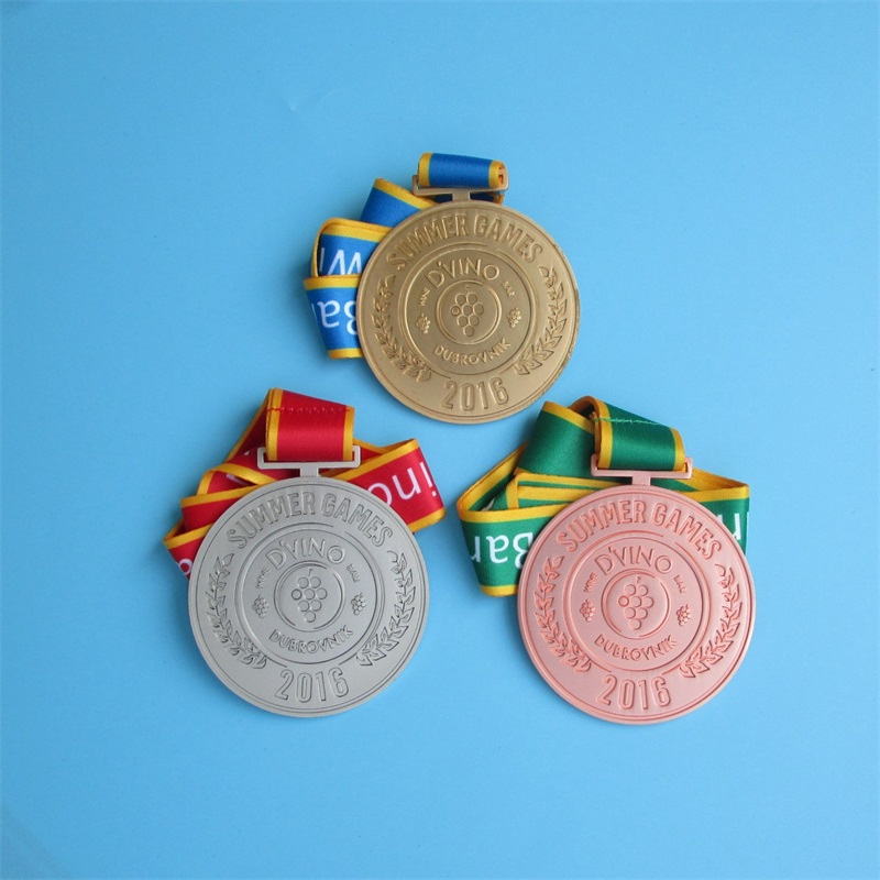 Mukautetut logo -palkintomitalitnauhalla päällystetyillä kultahopeapronssisyklillä juoksevalla maratonmetallien urheilumetallimitalilla