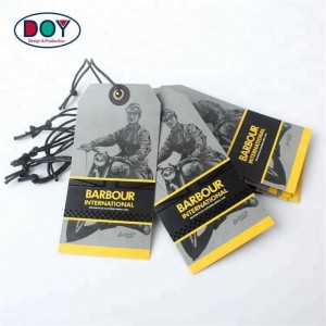 Kuvaus Hangtagista, kortista, vaatteiden räätälöidystä korttia