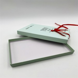 Lahjapakkausnauhalla