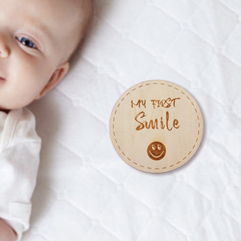 Puinen artefaktin raskaana oleva vauvan kuukausi Milestone -kortti puinen kuukausittainen muistokortti Kasvava kortti