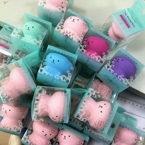 Puhdistusharja silikoni kädessä