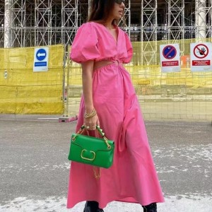 Seksikäs V-kaula-aukon lyhythihainen mekko