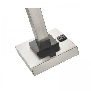 Yksi yöpöytäpöytävalaisin huoneessa