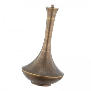 Koristeellinen antiikkinen rautapöytävalaisin julkisessa tilassa