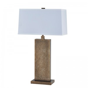 Koristeellinen antiikkinen rautapöytävalaisin julkisen tilan sisäänkäynnillä