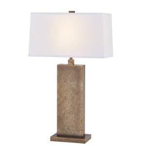 Koristeellinen antiikkinen rautapöytävalaisin julkisen tilan sisäänkäynnillä