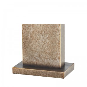 Koristeellinen antiikkinen rautapöytävalaisin julkisen tilan sisäänkäynnillä