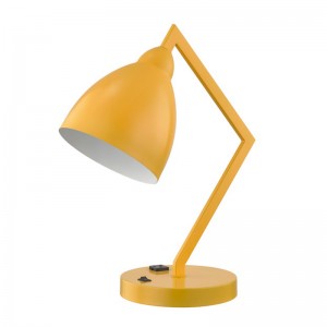 Pöytävalaisin, jossa on kiinteä metallivarsi ja pää integroidulla pistorasialla ja on/off -keinukytkin vierashuoneessa