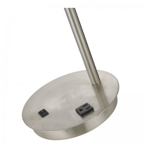 Corbel -pöytävalaisin harjatullanikkelillä, on/off -rokkarikytkin ja kätevä pistorasia huoneessa