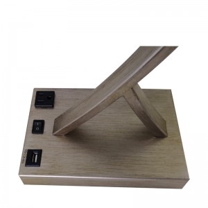 Antiikki hopeapintainen pöytävalaisin, jossa on/off -rokkarikytkin, kätevä pistorasia ja USB -latausportti huoneessa