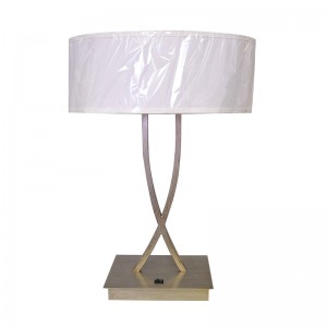 Kaksi kevyttä antiikkihopeaa viimeistelyvalaisinta, jossa on/off -rokkarikytkin vierashuoneessa