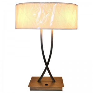 Kaksi kevyttä antiikkihopeaa viimeistelyvalaisinta, jossa on/off -rokkarikytkin vierashuoneessa