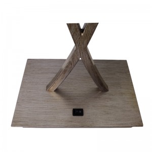 Kaksi kevyttä antiikkihopeaa viimeistelyvalaisinta, jossa on/off -rokkarikytkin vierashuoneessa