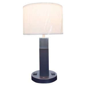 Kaksi ääntä musta ja harjattunikkelipöytäpöytävalaisin, jossa on/off -keinukytkin ja kaksi kätevää pistorasiaa huoneessa