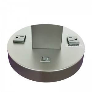 Kaksi ääntä musta ja harjattunikkelipöytäpöytävalaisin, jossa on/off -keinukytkin ja kaksi kätevää pistorasiaa huoneessa