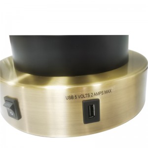 Mukautettu yö- ja lamppu antiikkisella messinkillä ja mustalla viimeistelyllä, on/off -rokkarikytkin, kätevä pistorasia ja USB -latausportti huoneessa