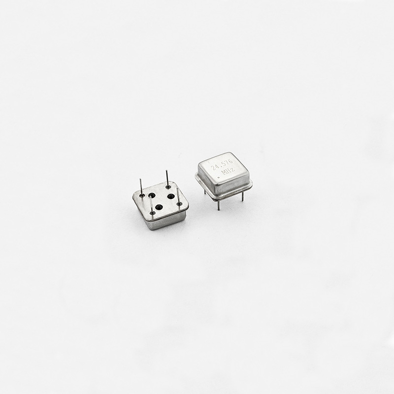 Vakiokellooskillaattori 12x12mm