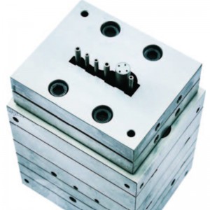 Muovinen suulakepuristusmuotti ikkunan reunalla