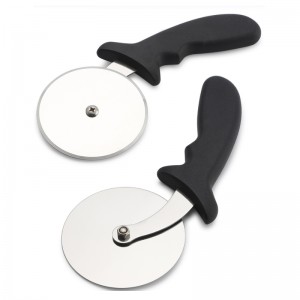 Pizzapyörän leikkuri ruostumattomasta teräksestä valmistettu pizzaleikkuri Machine Pizza Leikkaus puulahvalla on helppo puhdistaa