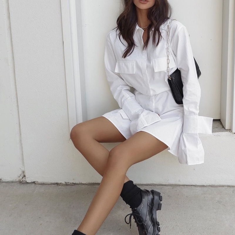 Ranskalainen valkoinen mekko vyötäröllä ja hihansuut ja pitkät välilehdetnaisille 2023 Uusi muotoilu vyötärö ja yksivärinen pitkähihainen hame