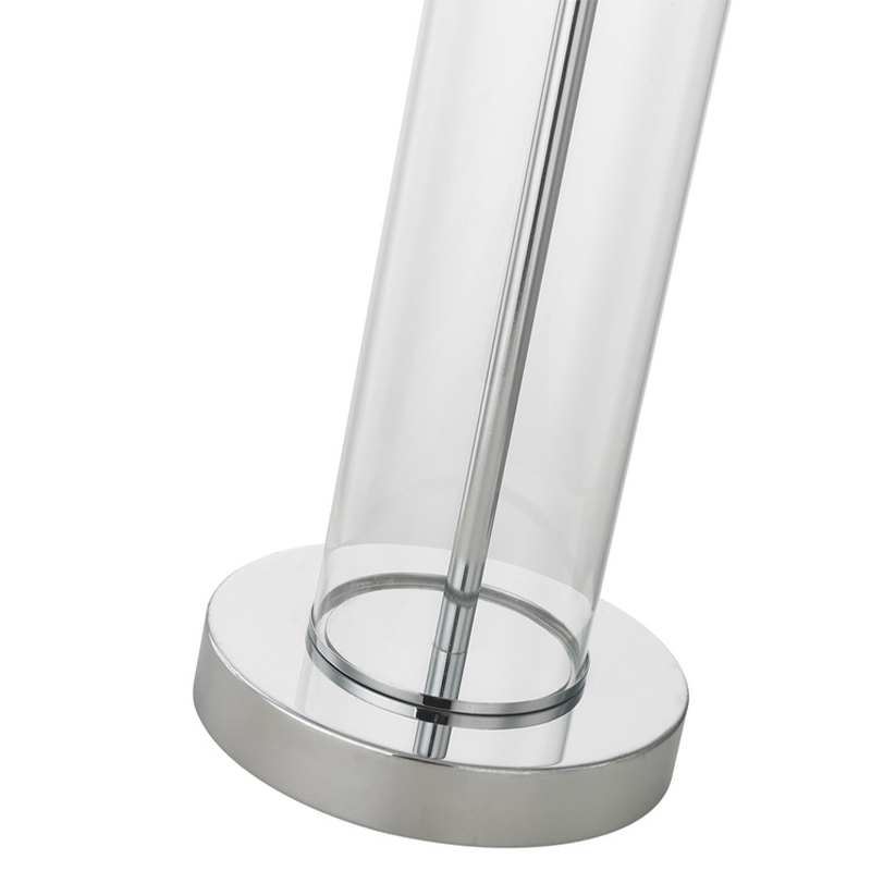 Kirkas lasipöytävalaisin kiillotetulla kromipinnoilla hotellin huoneessa