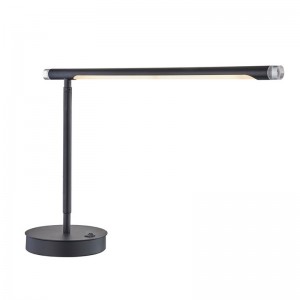 Marriott Säädettävä LED -työpöytävalaisin matta mustalla viimeistelyllä ja On/off -rokerikytkin hotellin huoneessa
