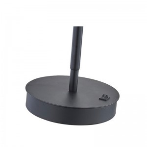 Marriott Säädettävä LED -työpöytävalaisin matta mustalla viimeistelyllä ja On/off -rokerikytkin hotellin huoneessa