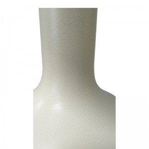 Homewood Suites Hotel -hartsipöytävalaisin, jossanorsunluun crackle -hartsirunko hotellin huoneessa