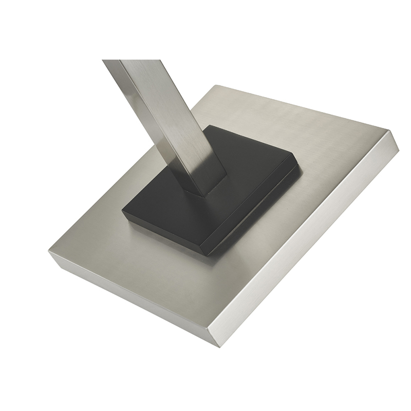 Hotellin metallilattiavalaisin harjatullanikkelipintaisella ja mustalla aksentilla huoneessa