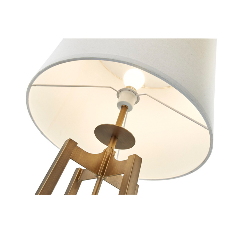 Hyatt Hotel -sohva lattiavalaisimen vieressä ja antiikkinen kultapinta huoneessa