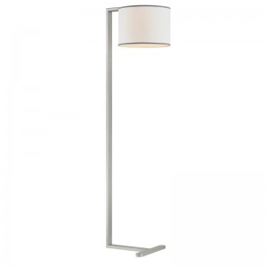 Hiltom -hotelli -sohva lattiavalaisimen vieressä hopeapinnasta huoneessa